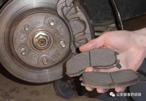 汽车刹车片也叫汽车刹车皮,是指固定在与车轮旋转的制动鼓或制动盘上